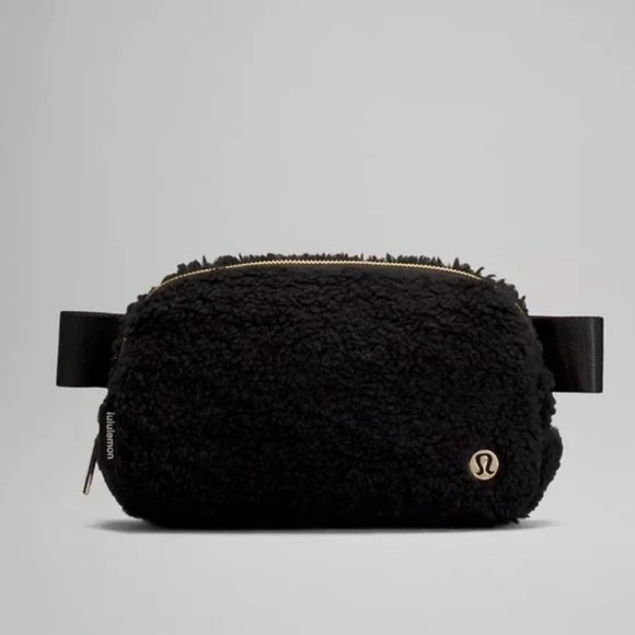 lululemon athletica Handbags - Lululemon Everywhere Fleece Belt Bag Black